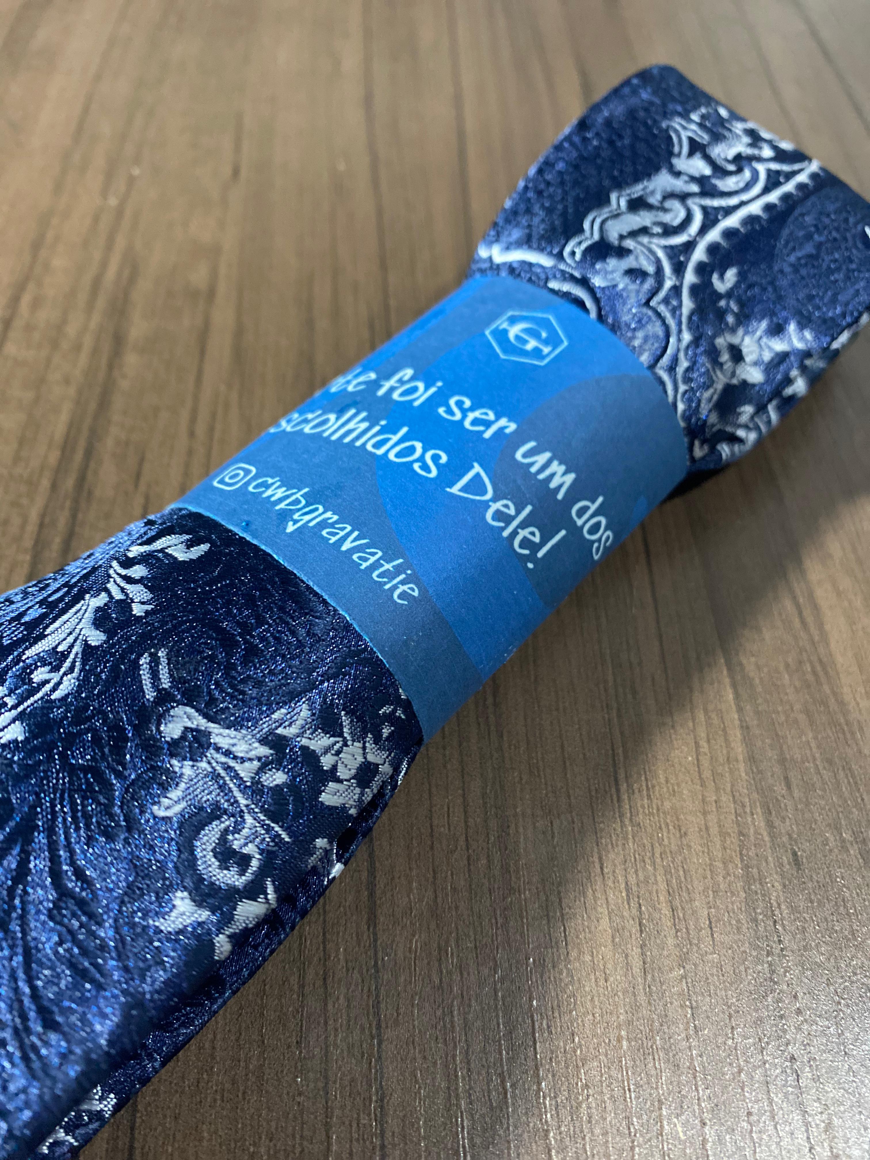 Gravata vermelha em Seda com brilho discreto e ponta fina